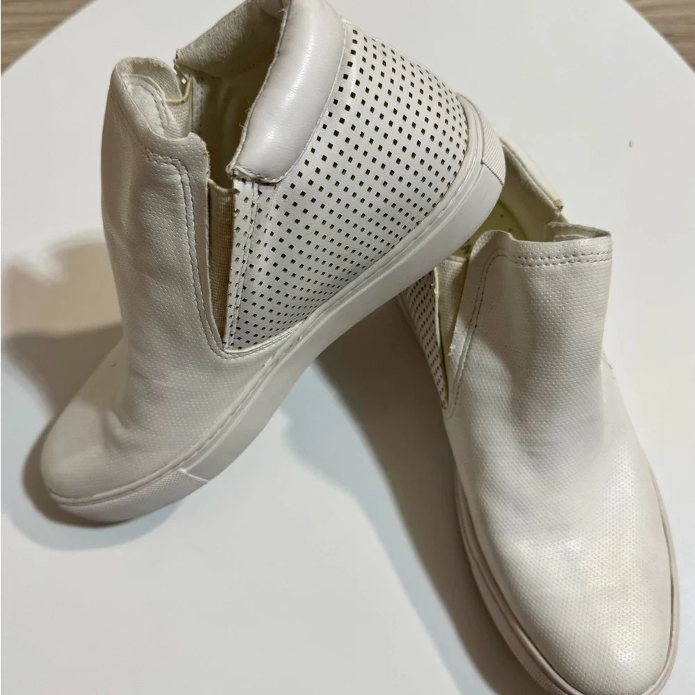 Kenneth Cole stylish white